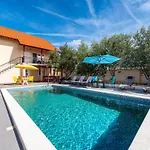 Vesna Lux Vila
